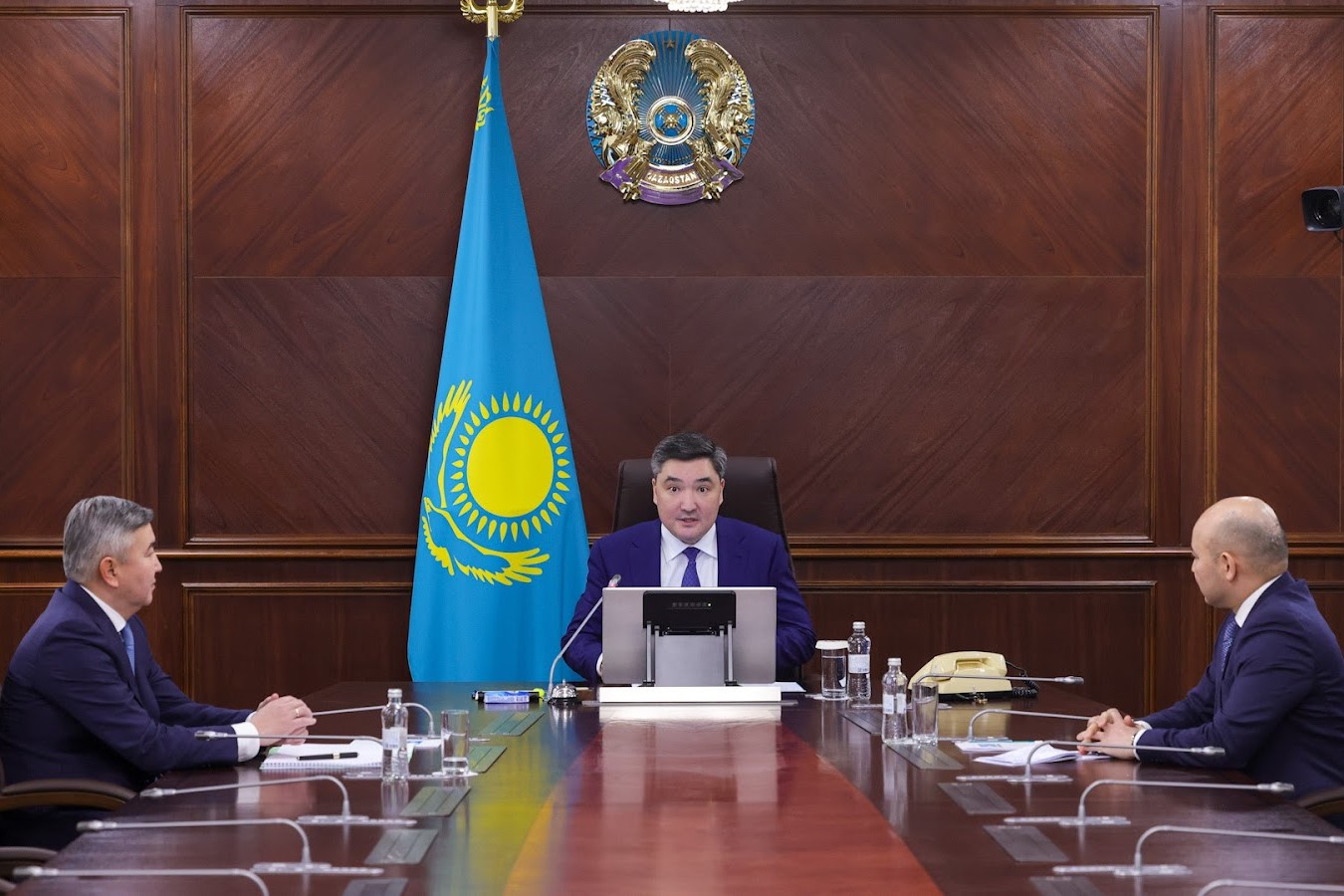 Kazakhstan’s new PM Olzhas Bektenov addresses a meeting of government officials. Source: PM's office