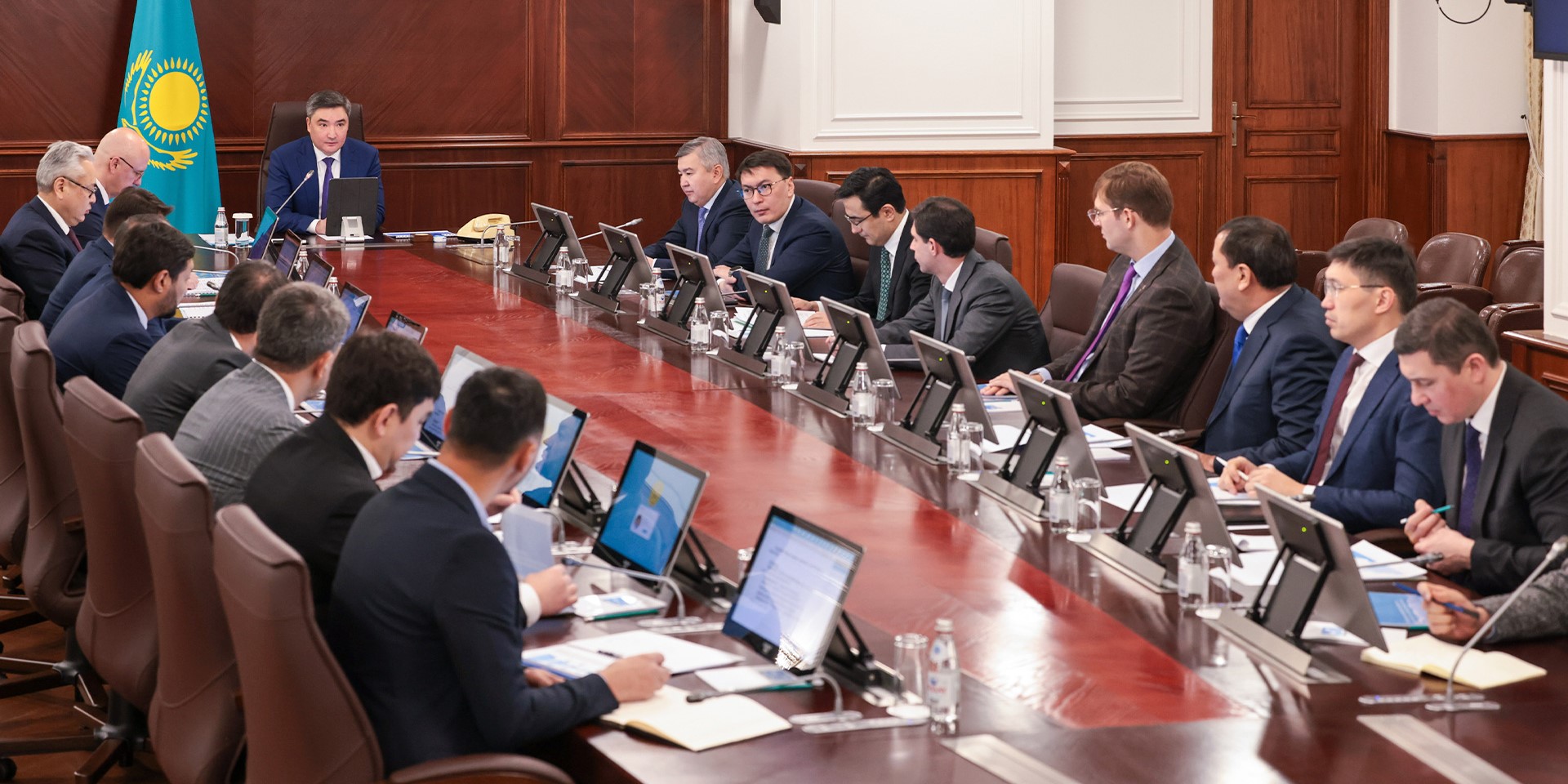 PM Olzhas Bektenov chairs a meeting with leading experts in venture capital, representatives of Kazakhstan's business community, and international partners. Source: PM's office Image