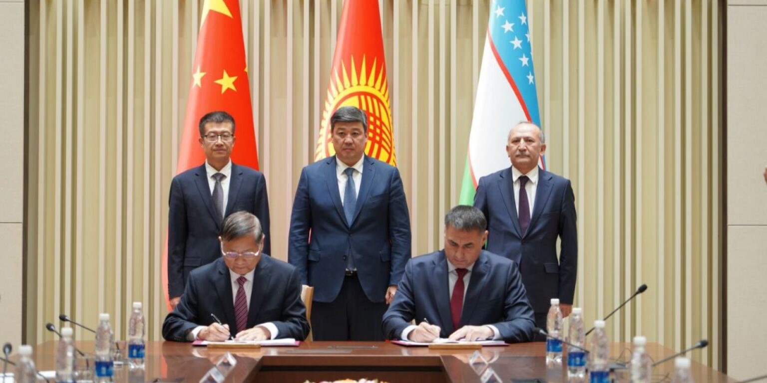 Investment agreement between Kyrgyzstan’s Cabinet of Ministers and China-Kyrgyzstan-Uzbekistan Railway Company signed in Bishkek. Source: 24.KG Image