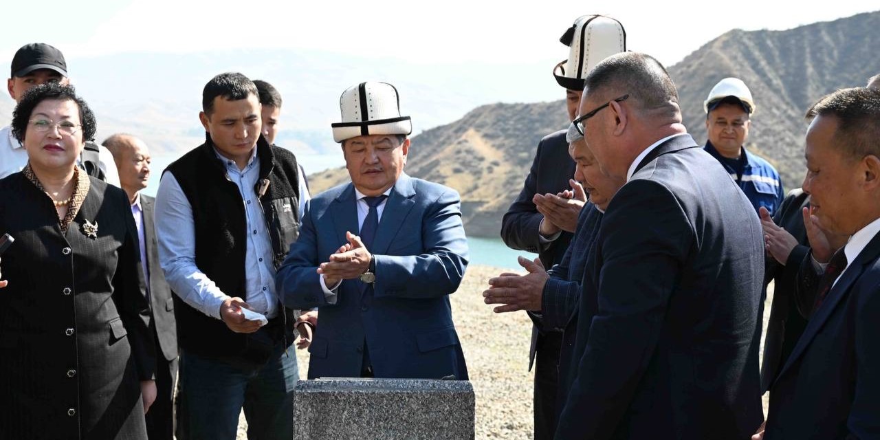 Kyrgyzstani Prime Minister Akylbek Zhaparov inaugurates the construction of a new small HPP at the Papan reservoir on the Ak-Buura River in Osh. Source: Daryo Image