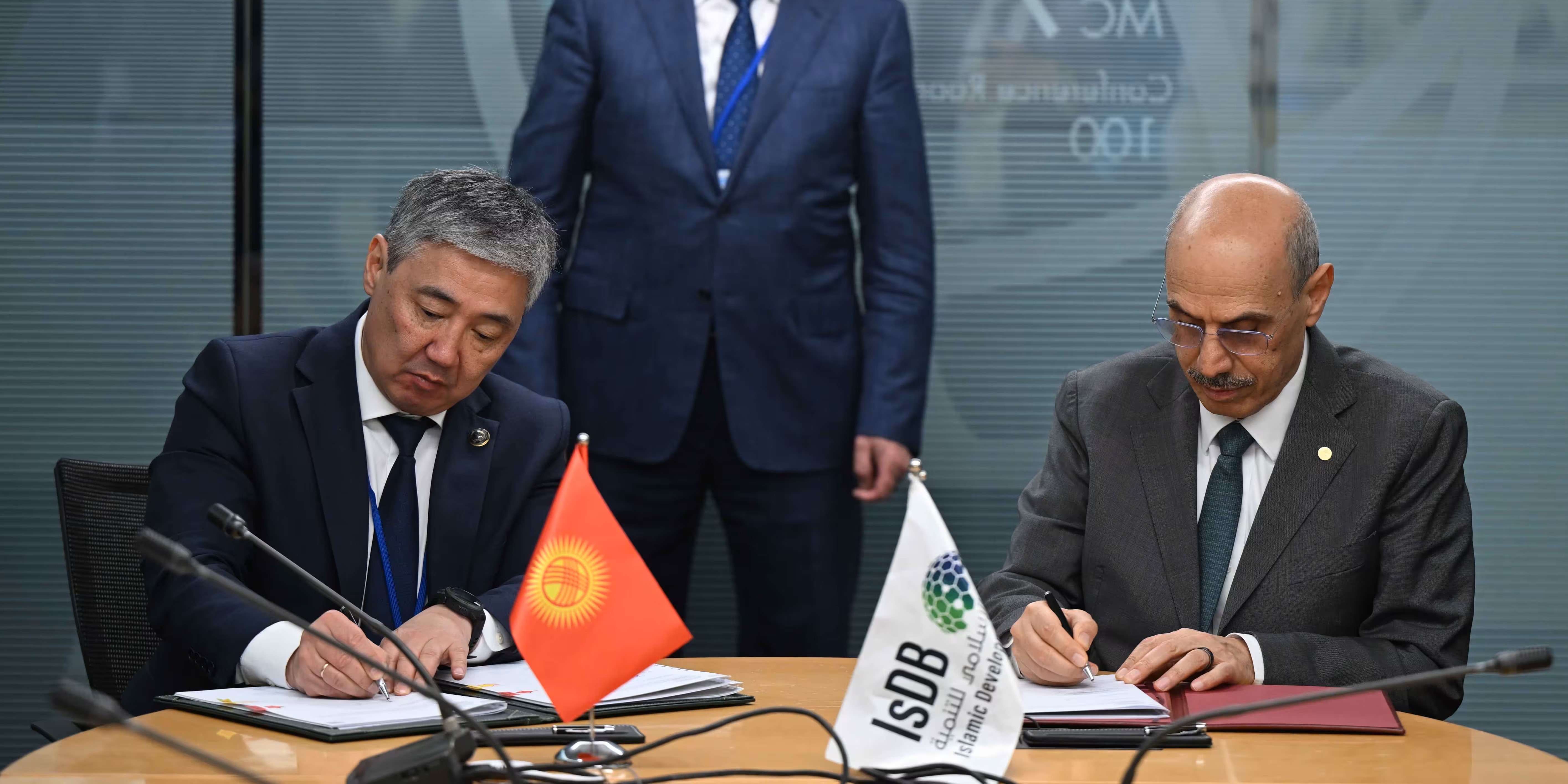 Kyrgyzstan and the IsDB signed several agreements on the sidelines of the World Bank and IMF Spring meetings last week. Source: Daryo Image