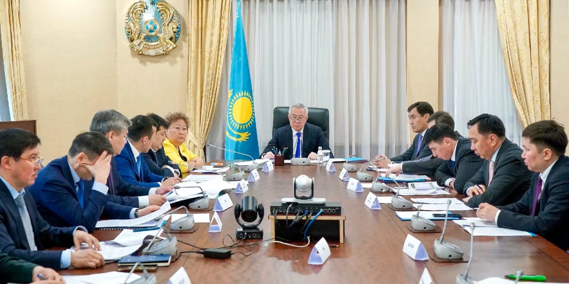 Kazakhstan’s Minister of National Economy Serik Zhumangarin held a meeting with officials to extend the ban on liquefied gas exports. Source: Daryo Image